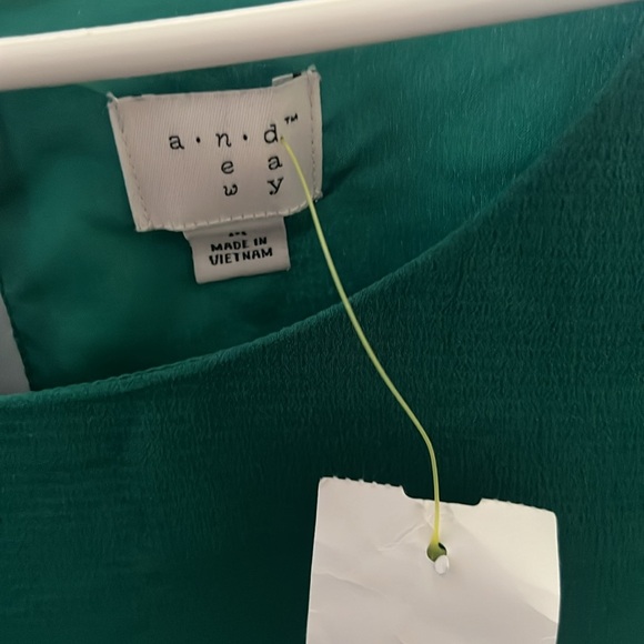 A new day dress medium, layered bell sleeves. Green. EUC - Picture 3 of 7